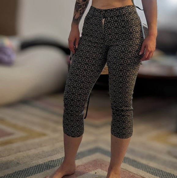 Patterned Capris - Picture 6 of 7